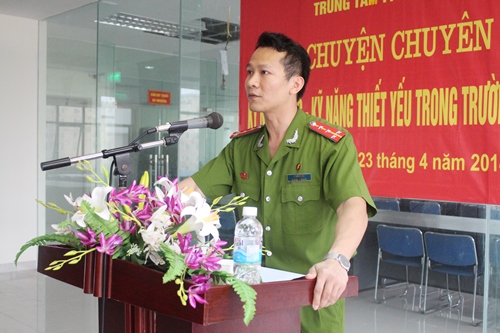 Đại úy, ThS. Lê Hồng Hải, Phó Giám đốc Trung tâm TTKH & TLGK thông qua chương trình buổi nói chuyện